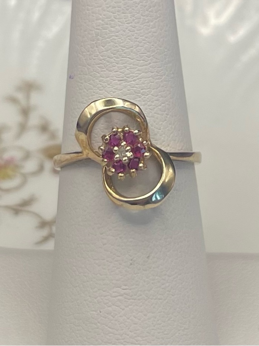 VTG 10K solid yellow gold Genuine Ruby & Diamond Swirl Ring size 7   2.58g